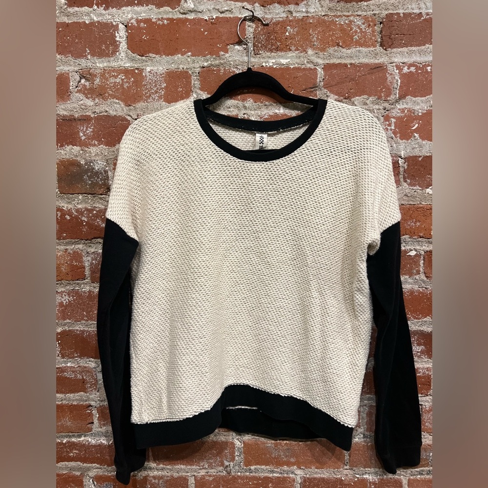 Vans Cream and Back Knit Crew Neck Sweater Woman’s Size Medium